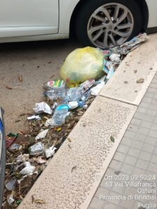 Ostuni, Segnalazione di un lettore: rifiuti lungo via Villafranca e Piazza Italia
