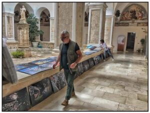 Ostuni, sabato 11 novembre 2023 l’evento deontologico per giornalisti ‘Professione fotoreporter in aree critiche o di conflitto e deontologia della comunicazione per immagini – L’insegnamento di Marcello Carrozzo’