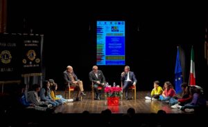 Fasano, la premiazione dei vincitori del concorso internazionale ‘Un poster per la pace’ al Teatro Sociale