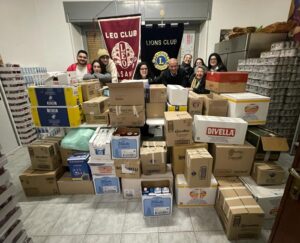 Fasano, grande successo della consegna di viveri da parte del Lions Club Fasano e del Leo Club al gruppo di volontariato vincenziano