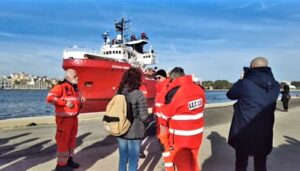 Brindisi, nave Ocean Viking nel porto e assistenza sanitaria