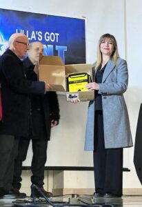 Oria, l’Unitre oritana dona ai giovani liceali un defibrillatore