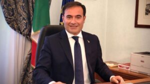 ‘Docente universitario può pubblicare premier a testa in giù?’