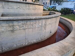 Ostuni, acqua stagnante nella Fontana del Prete